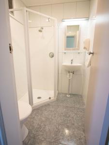 滑铁卢 & 背包客旅舍的一间浴室