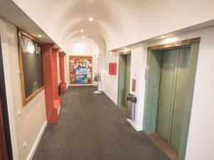 惠灵顿滑铁卢 & 背包客旅舍的走廊在建筑物里,有长长的走廊