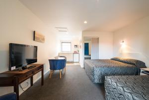 基督城安娜贝尔阁汽车旅馆的酒店客房设有两张床和电视。