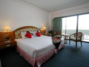 合艾合艾美丽殿酒店的一间设有大床和窗户的酒店客房