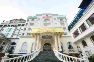 金瓯安努戈耶酒店的一座白色的大建筑,设有通往该建筑的楼梯