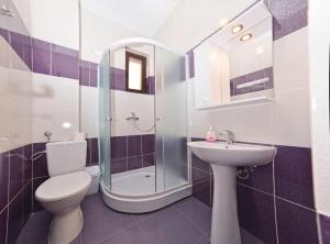 北马马亚-讷沃达里Summer Rest的浴室配有卫生间、盥洗盆和淋浴。