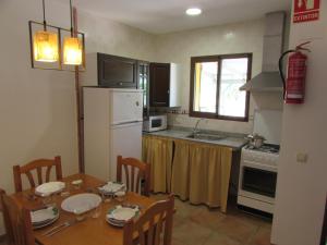 SalemCasa Rural La Canal De Salem的厨房配有桌子和白色冰箱。