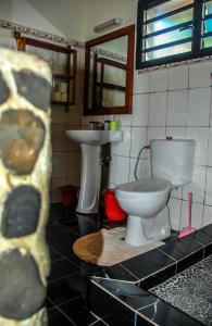 阿姆巴托洛阿卡Coucher de Soleil的一间带卫生间和水槽的浴室