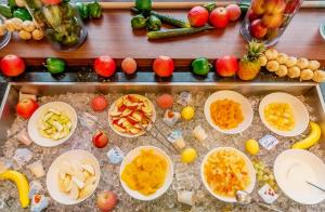 乌兰巴托蓝天大厦酒店的桌上的一大堆水果和蔬菜