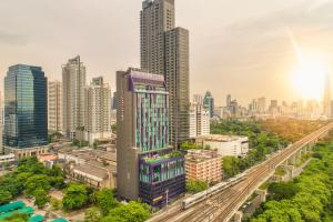 曼谷曼谷麦卡桑美居酒店的城市空中景观高楼