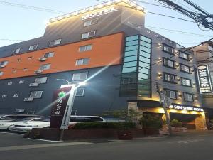 釜山阳光汽车旅馆的前面有路灯的大建筑