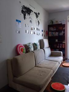 合肥合肥背包创客青年旅社的客厅配有沙发和墙上的地图