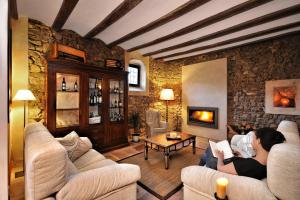 阿尔巴拉辛La Casa Grande de Albarracín的坐在客厅读书的人