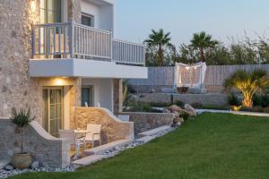 科斯镇White Pearls-Adults Only Luxury Suites的后院,带房子和草坪