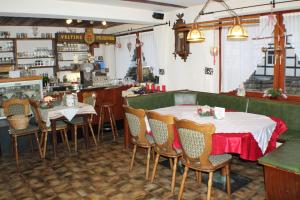 温特贝格Mollseifer Hof的一间带2张桌子和椅子的餐厅和一间酒吧