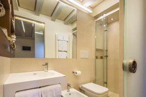 威尼斯Apartments Moon or Dama的一间带水槽、卫生间和镜子的浴室