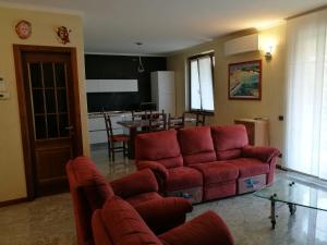布鲁萨珀尔图Pellico Apartment的客厅配有红色的沙发和桌子