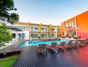 比勒陀利亚蓝钻精品酒店的一座带躺椅的游泳池和一座建筑
