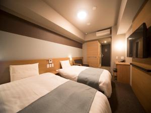 出云市出云经济型酒店的酒店客房设有两张床和电视。