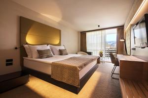 布莱德Rikli Balance Hotel – Sava Hotels & Resorts的酒店客房设有一张床和一个大窗户