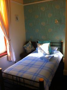 赖德桃源岛别墅酒店的一间卧室配有一张带蓝白色毯子的床