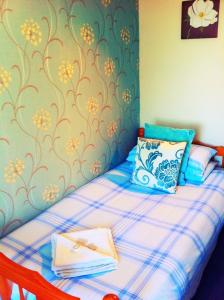 赖德桃源岛别墅酒店的一间卧室配有一张带蓝色和白色床单的床。