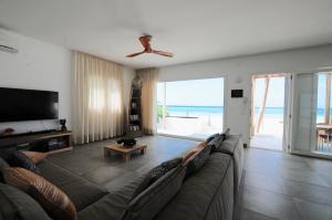 Amani Home - Moja Private Beach Suite的休息区