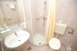 扎达尔Hotel Donat - All Inclusive的带淋浴、卫生间和盥洗盆的浴室