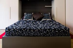 米兰纳维吉利P&D公寓的一间卧室配有一张带黑白色棉被的床