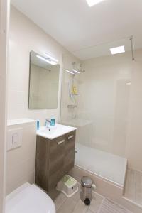 MainvilliersGrain de Blé的浴室配有盥洗盆、卫生间和浴缸。