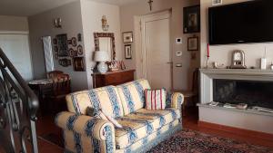 雷杰洛卢克雷齐亚别墅的带沙发和壁炉的客厅