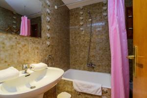 莱斯卡拉Costabravaforrent Masferrer的一间带水槽、浴缸和淋浴的浴室