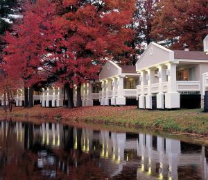 波科诺山天堂小溪度假酒店的红树和河流的房子