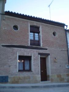 Siete Iglesias de TrabancosCasa Rural Calderon de Medina III的砖砌建筑,设有两扇窗户和一扇门