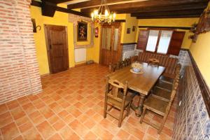 Siete Iglesias de TrabancosCasa Rural Calderon de Medina III的一间带木桌和椅子的用餐室