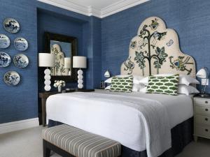 纽约惠特比酒店的蓝色的卧室设有一张大床和蓝色的墙壁