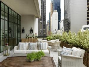 纽约惠特比酒店的一座大楼内一个带沙发和桌子的庭院