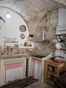 SoletoBilocale San Nicola的厨房配有水槽和炉灶