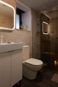 卡夫里尔斯Apartment Pearl of Cabrils的浴室配有卫生间、盥洗盆和淋浴。