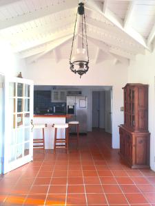 Five Islands VillageAloe Villa的厨房配有桌椅和吊灯。