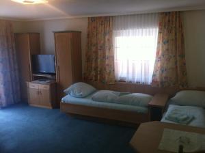 弗拉绍斯古尼兹-艾克酒店的酒店客房设有床和窗户。