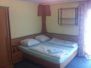 弗拉绍斯古尼兹-艾克酒店的一张位于房间的床,上面有两个枕头