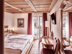 翁根舍内格酒店的卧室配有一张床、一张书桌和窗户。