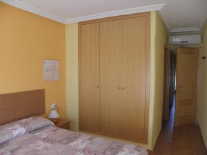 San JorgeNaturaleza y Golf的一间卧室配有一张床和一个大衣柜