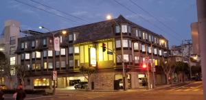 旧金山切尔西酒店的夜幕降临的城市街道上的黄色建筑