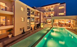 里奥卡洛拉酒店的一座建筑物中央的游泳池