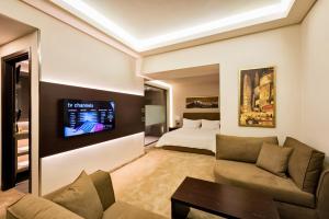 里奥卡洛拉酒店的客厅配有沙发和1张床