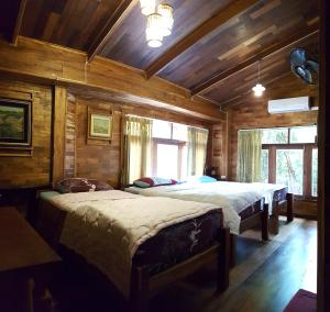 大城卡隆算布​​度假村的木墙客房的两张床