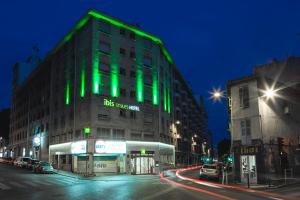 马赛马赛中心宜必思尚品普拉多卡斯特拉纳酒店的城市街道上的绿色建筑