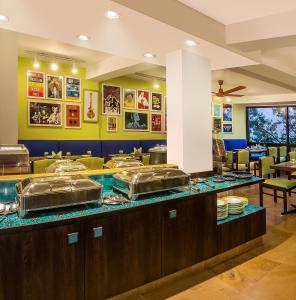 穆索里马苏里蜜月酒店的柜台上的餐厅,供应多种菜肴