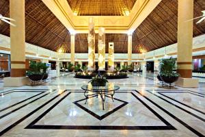 艾库玛尔Bahia Principe Grand Coba - All Inclusive的大厅,大楼中央有一个喷泉