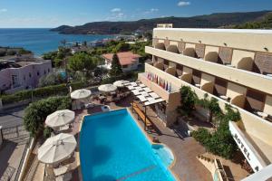 阿吉亚玛丽娜Hotel Afea的享有酒店游泳池和遮阳伞的景色