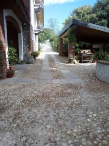 博尔戈马内罗Relais Profumo di Vino的建筑前的鹅卵石街道