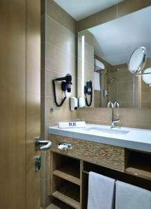 达拉曼TUI BLUE Sarigerme Park的一间带水槽和镜子的浴室